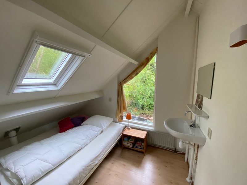 Drenthe -slaapkamer met twijfelaar en wastafel